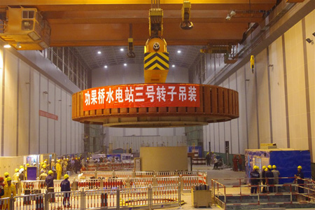功果橋水電站發(fā)電機(jī)轉(zhuǎn)子吊裝