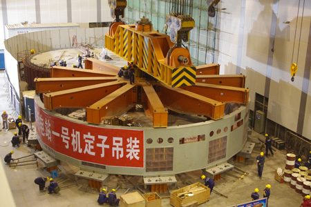 功果橋水電站發(fā)電機(jī)定子吊裝