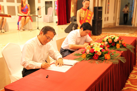 東芝中國總代表桐山輝夫同廣東省山西商會會長、廣州大運集團董事長遠(yuǎn)勤山簽署合作協(xié)議書