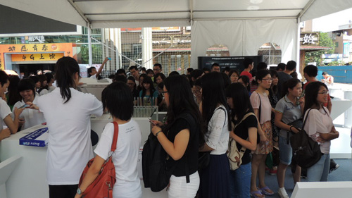 現(xiàn)場(chǎng)東芝展示最新科技產(chǎn)品，吸引了眾多參觀者的關(guān)注