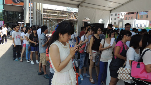 互動(dòng)游戲區(qū)人頭攢動(dòng)，大家熱情參與，長(zhǎng)隊(duì)一直排到場(chǎng)館外