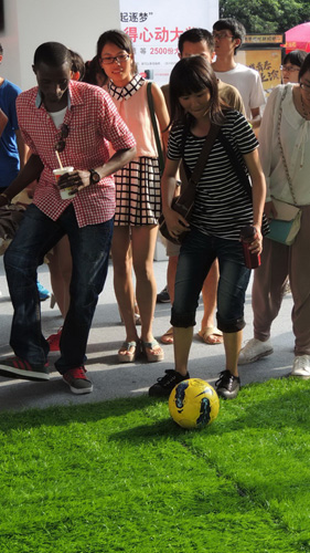 現(xiàn)場(chǎng)的足球游戲，吸引了國(guó)外友人一起來(lái)參與